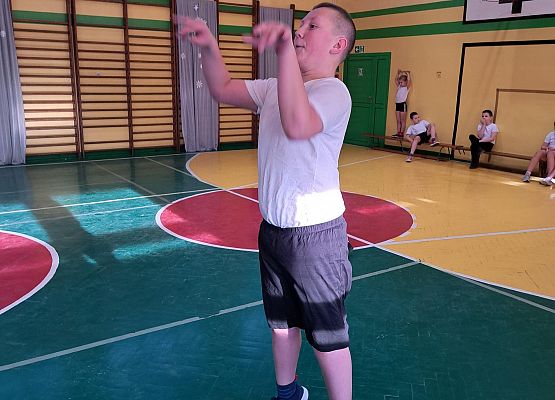 Grafika 17: Szkolny Turniej w "rzucankę siatkarską"