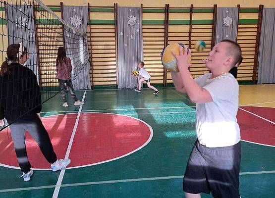 Grafika 18: Szkolny Turniej w "rzucankę siatkarską"