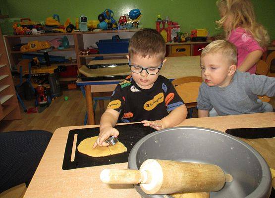 Grafika 16: Przygotowania do świąt