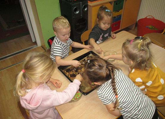 Grafika 27: Przygotowania do świąt