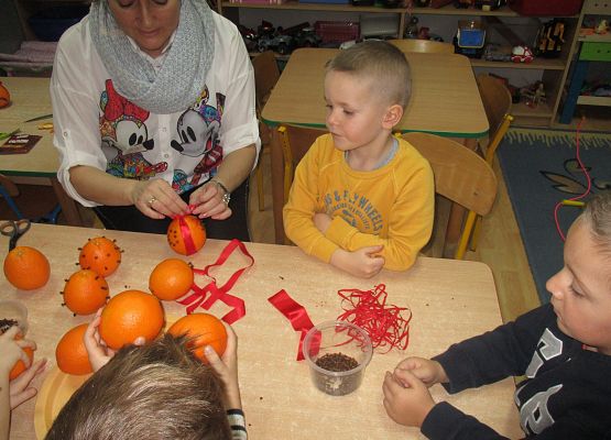 Grafika 32: Przygotowania do świąt