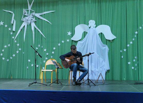 Pan Mikołaj gra na gitarze otwór w stylu flamenco