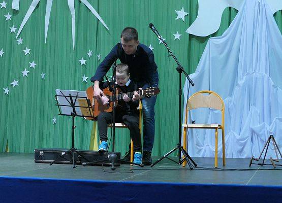 Pan Mikołaj pokazuje chwyty chętnym uczniom