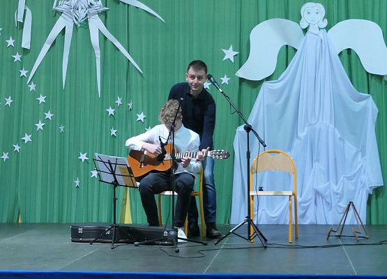 Pan Mikołaj pokazuje chwyty chętnym uczniom