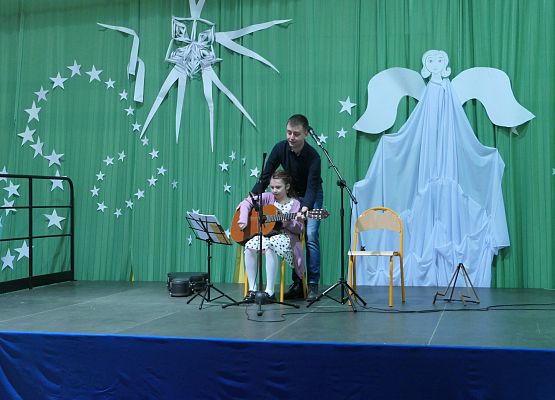 Pan Mikołaj pokazuje chwyty chętnym uczniom