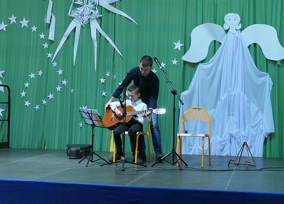 Pan Mikołaj pokazuje chwyty chętnym uczniom