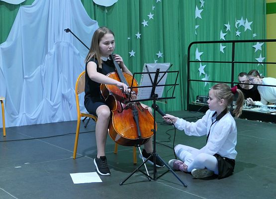 Uczennica gra na wiolonczeli