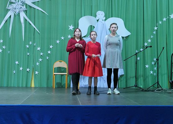Uczennice klasy siódmej śpiewają kolędy