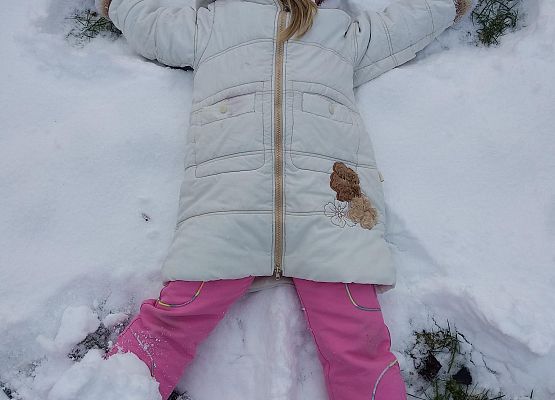 Grafika 7: ZABAWY ZE ŚNIEGIEM