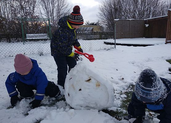 Grafika 10: ZABAWY ZE ŚNIEGIEM