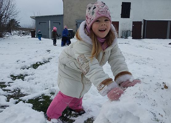 Grafika 12: ZABAWY ZE ŚNIEGIEM