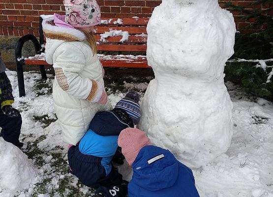 Grafika 14: ZABAWY ZE ŚNIEGIEM