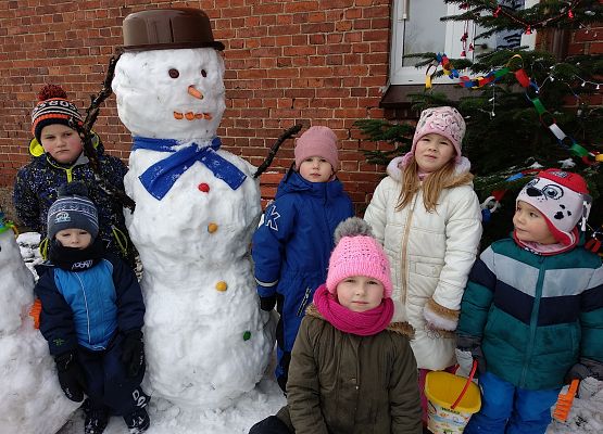 Grafika 1: ZABAWY ZE ŚNIEGIEM