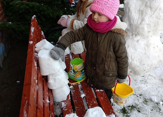 Grafika 17: ZABAWY ZE ŚNIEGIEM