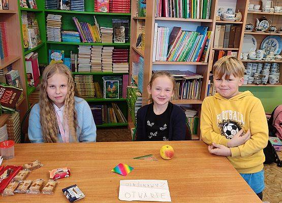 uczniowie biorący udział w akcji