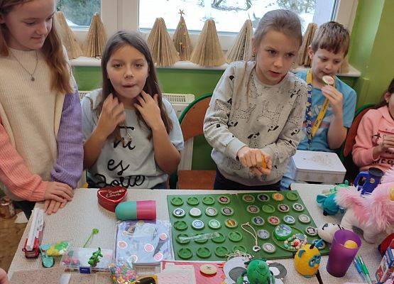 uczniowie biorący udział w akcji