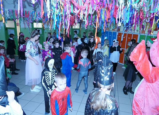 Zabawa karnawałowa w Szkole Podstawowej w Garczegorzu.