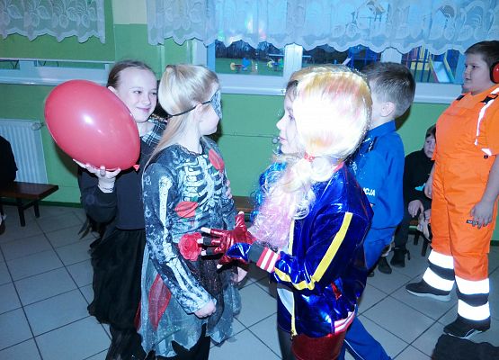 Zabawa karnawałowa w Szkole Podstawowej w Garczegorzu.