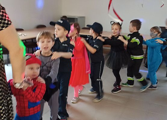 Grafika 8: Bal Karnawałowy