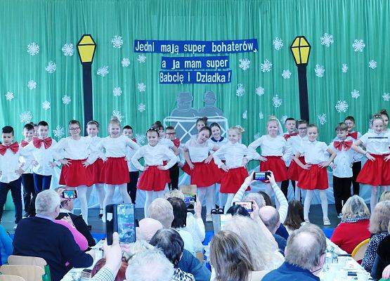 Uroczystość z okazji Dnia Babci i Dziadka w Zespole Szkół w Garczegorzu.