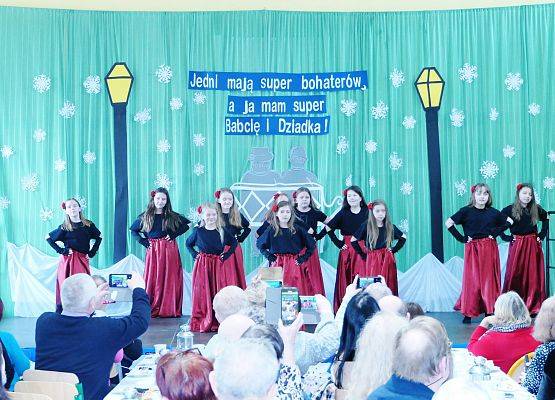 Uroczystość z okazji Dnia Babci i Dziadka w Zespole Szkół w Garczegorzu.