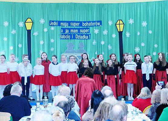Uroczystość z okazji Dnia Babci i Dziadka w Zespole Szkół w Garczegorzu.