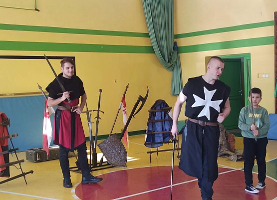 Grafika 2: Przedstawienie historyczne