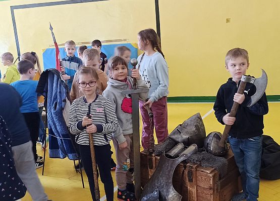 Grafika 9: Przedstawienie historyczne