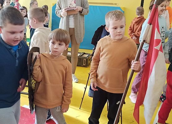 Grafika 10: Przedstawienie historyczne