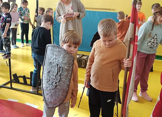 Grafika 11: Przedstawienie historyczne