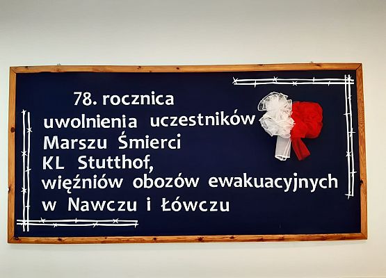 Tablica z napisem 78. rocznica uwolnienia uczestników Marszu Śmierci KL Stutthof więźniów obozów ewakuacyjnych w Nawczu i Łowczu.