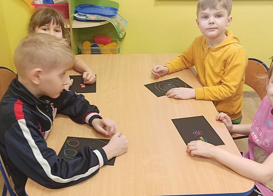 Grafika 3: "W Układzie Słonecznym wirują planety"