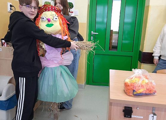 Klasy przygotowują kukły