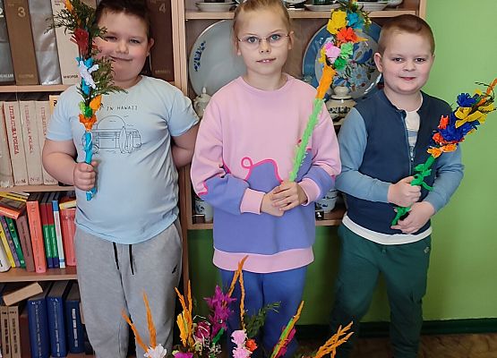 Uczniowie klasy I z palmami