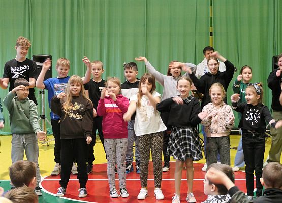 Występ  z okazji Dnia Jedności Kaszubów w szkole w Garczegorzu.