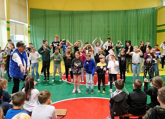 Występ  z okazji Dnia Jedności Kaszubów w szkole w Garczegorzu.