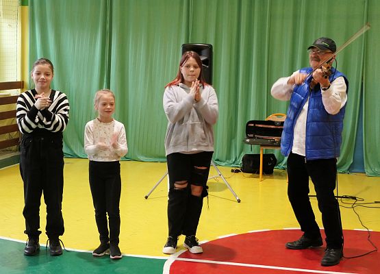 Występ  z okazji Dnia Jedności Kaszubów w szkole w Garczegorzu.