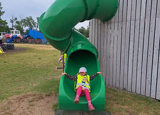 Grafika 12: Wycieczka do Parku Rozrywki - Farma Alexa