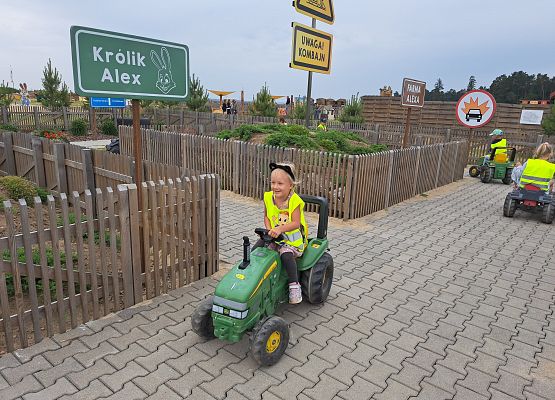 Grafika 15: Wycieczka do Parku Rozrywki - Farma Alexa