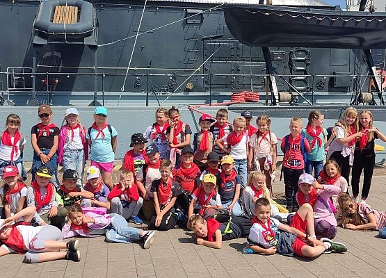 Wspólne zdjęcie przed okrętem Błyskawica