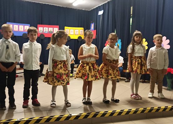 Grafika 1: Uroczystość zakończenia roku szkolnego