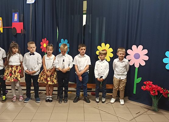 Grafika 2: Uroczystość zakończenia roku szkolnego