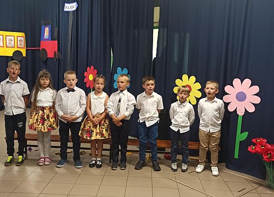 Grafika 3: Uroczystość zakończenia roku szkolnego