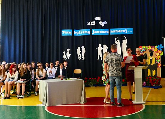 Grafika 75: Pożegnanie klas ósmych