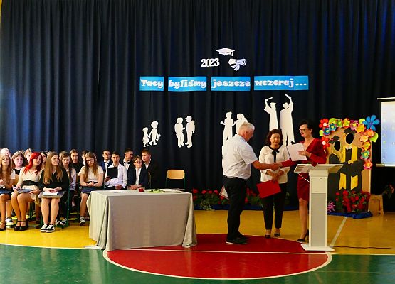 Grafika 80: Pożegnanie klas ósmych