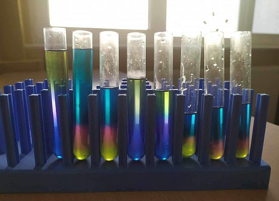 Grafika 7: Kolorowa lekcja chemii