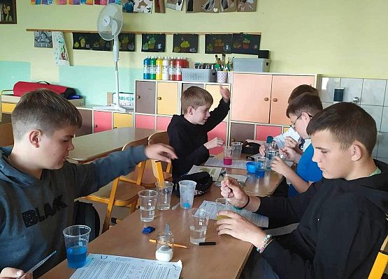 Grafika 1: Kolorowa lekcja chemii