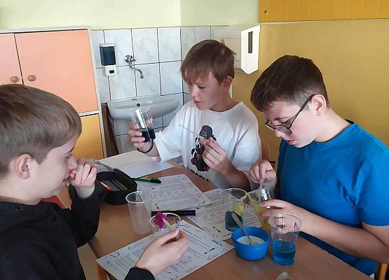 Grafika 2: Kolorowa lekcja chemii