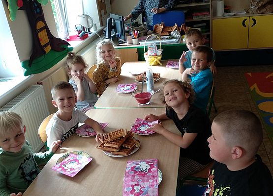 Grafika 2: SŁODKI POCZĘSTUNEK