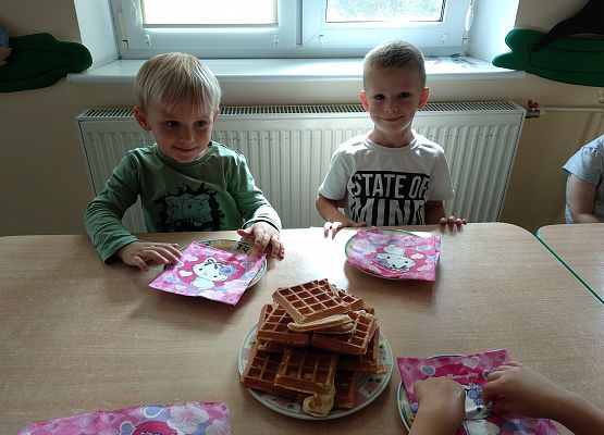 Grafika 4: SŁODKI POCZĘSTUNEK